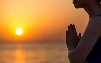 ¿Seguir a un maestro, religión o linaje para practicar Yoga?