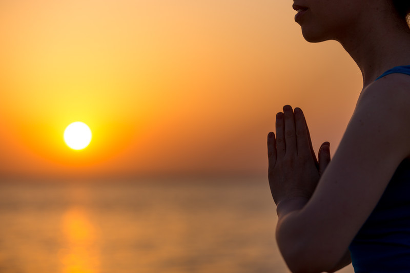 ¿Seguir a un maestro, religión o linaje para practicar Yoga?